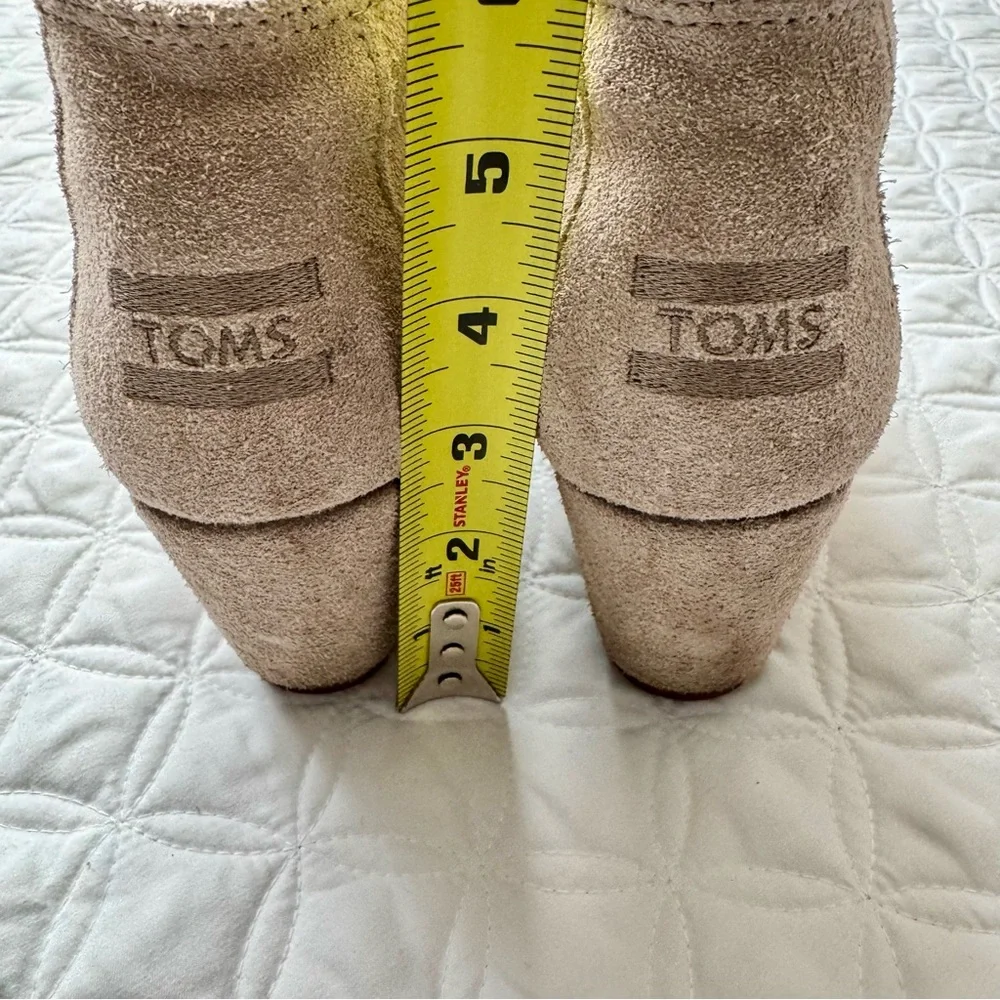 TOMS Kala Desert Taupe Suede Lace Up Wedge Ankle Booties Boots Tan Size 6.5